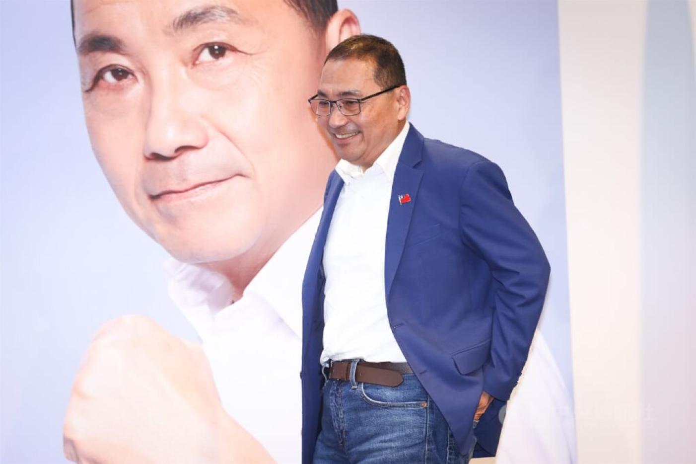 侯友宜（中）21日下午向柯文哲喊話，呼籲以公開直播方式重新審視9份民調，用科學方式決定結果。中央社