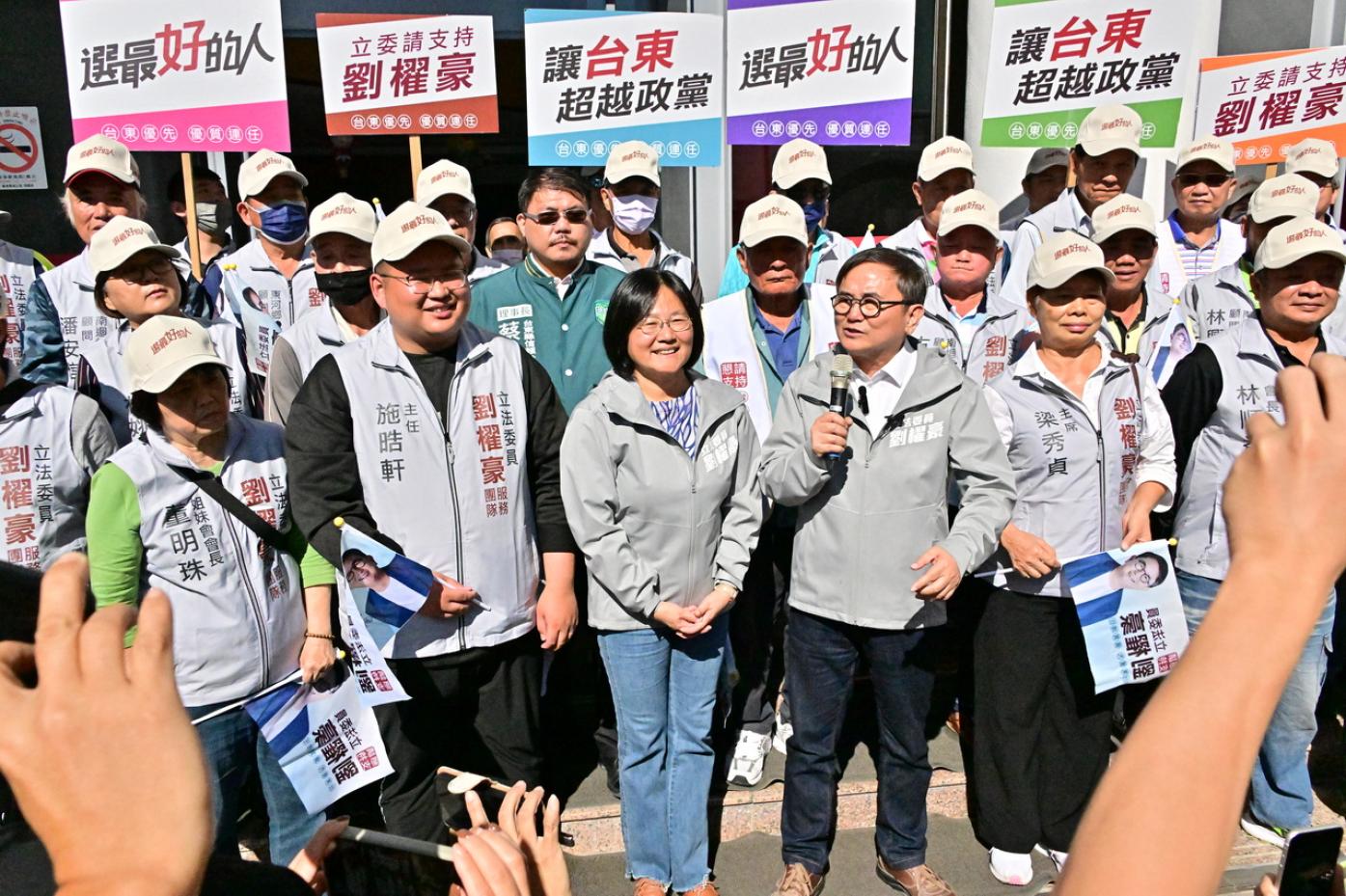 立委劉櫂豪在宣布退出民進黨後，今天赴選委會以無黨籍身分登記參選立委。競辦提供