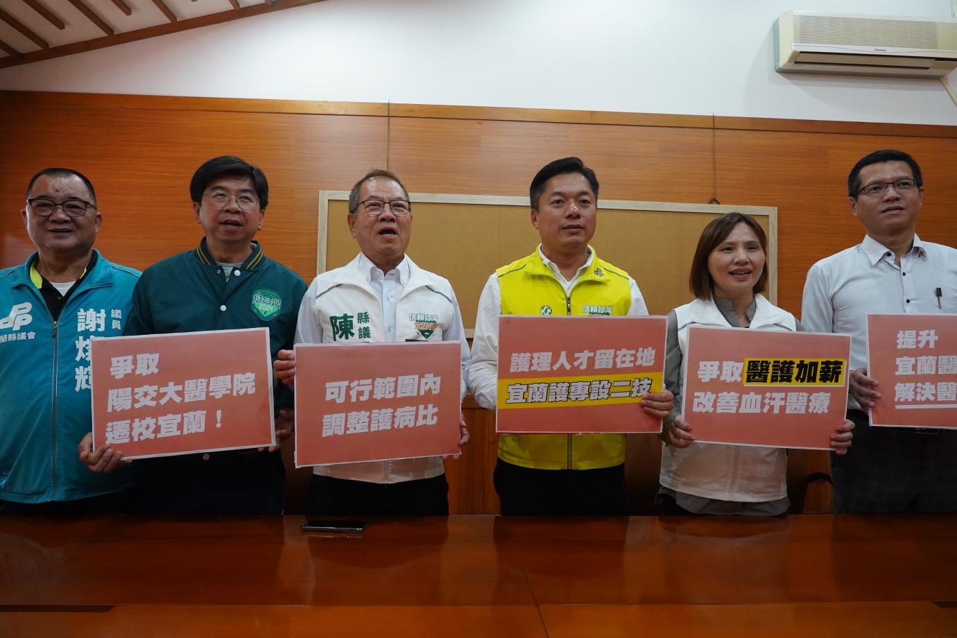 民進黨宜蘭立委候選人陳俊宇拋陽明交通大學醫學院遷校議題，及縣內2所護專增設2技讓醫護人才得以留在宜蘭。林泊志攝