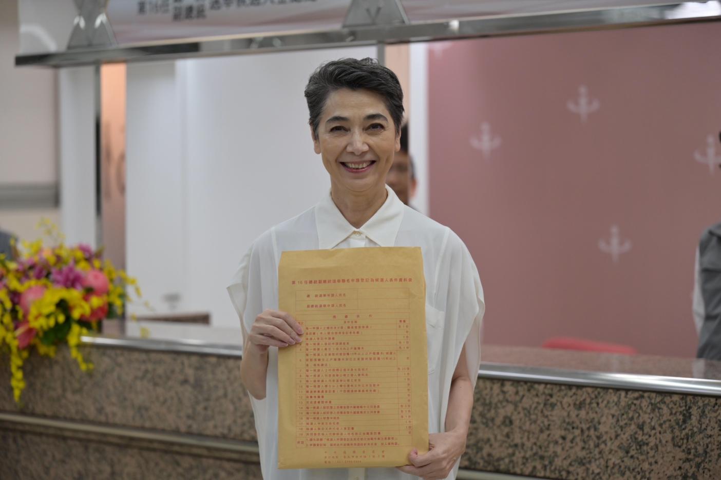 賴佩霞22日下午到中選會領表。郭台銘辦公室提供