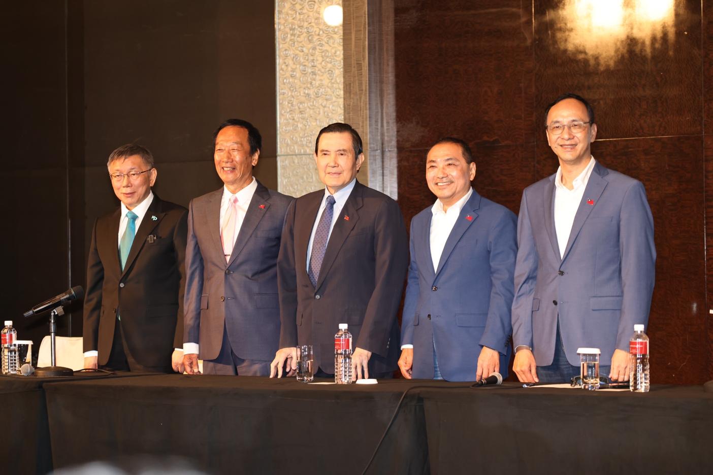 民眾黨主席柯文哲、鴻海創辦人郭台銘、前總統馬英九、國民黨總統參選人侯友宜、國民黨主席朱主倫23日傍晚在君悅酒店見面。林啟弘攝