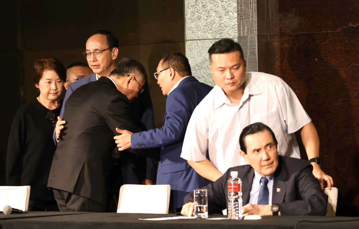 民眾黨總統參選人柯文哲、鴻海創辦人郭台銘、國民黨總統參選人侯友宜、總統馬英九、國民黨主席朱立倫23日會談，最後不歡而散。林啟弘攝