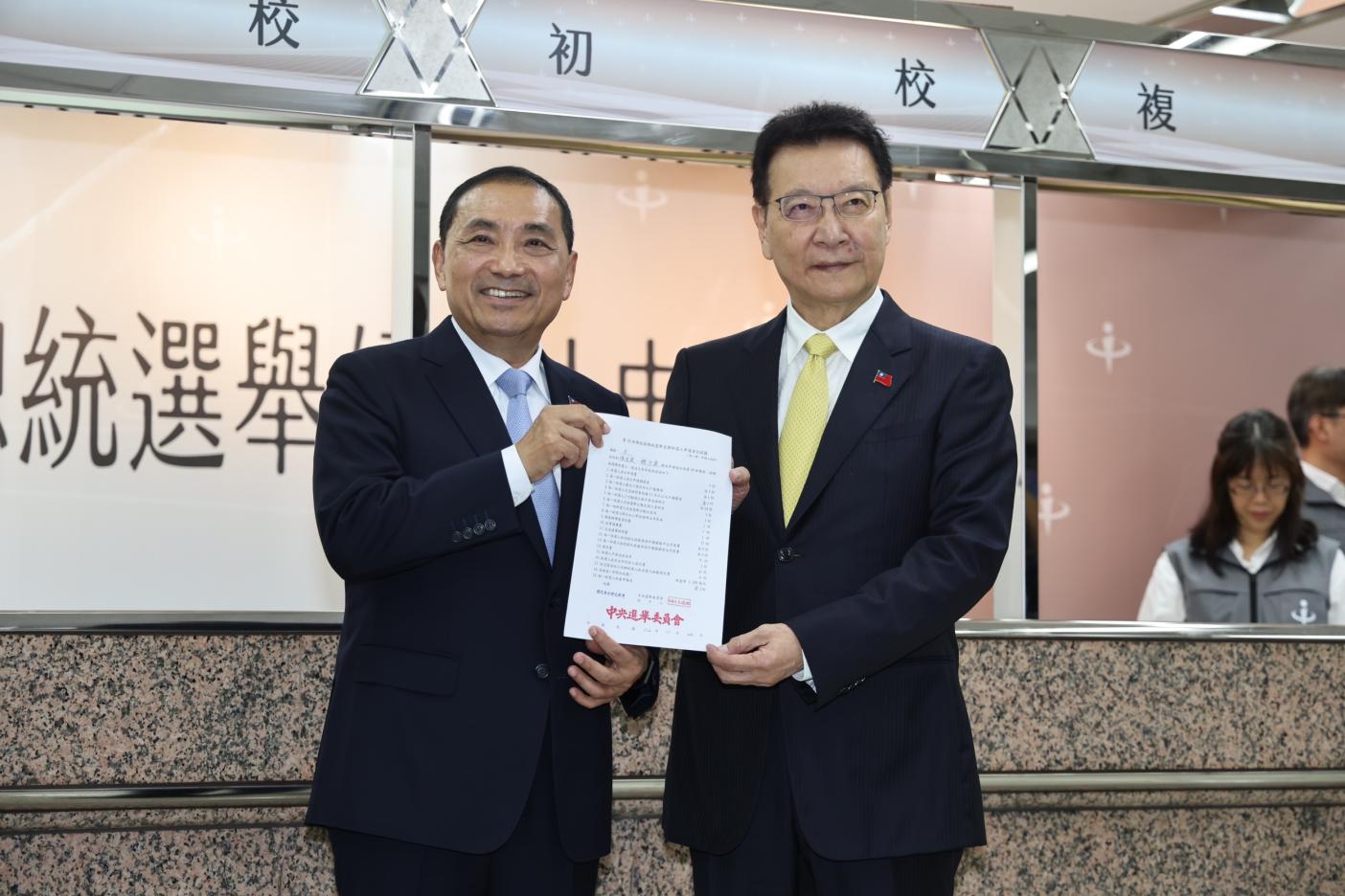 國民黨總統候選人侯友宜與資深媒體人趙少康組成「侯康配」24日登記參選。林啟弘攝