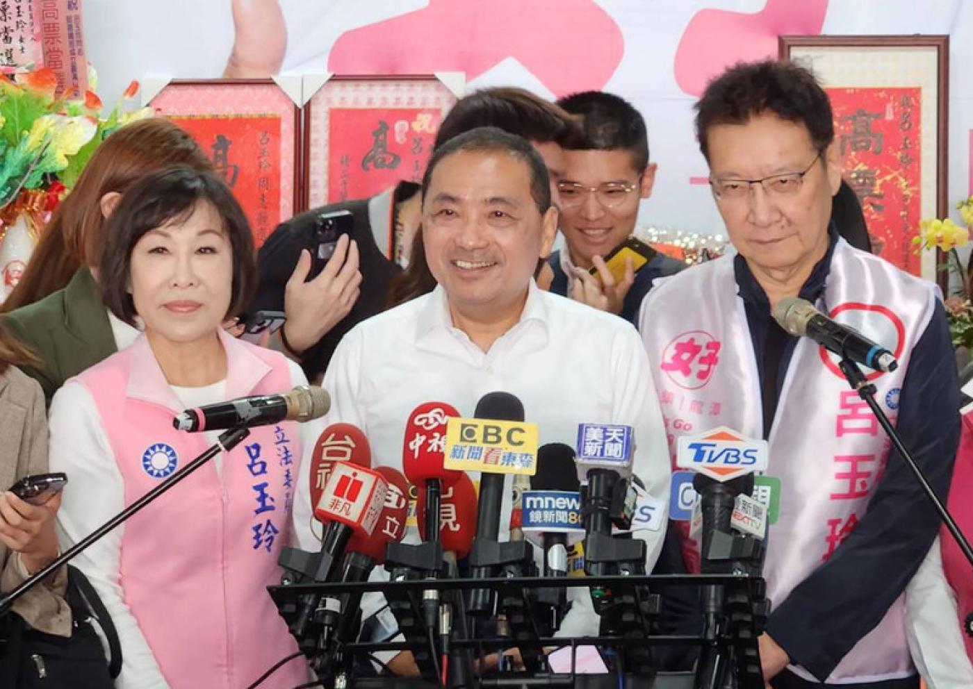 國民黨正副總統參選人侯友宜（中）、趙少康（右）今替國民黨立委參選人呂玉玲（左）站台。中央社