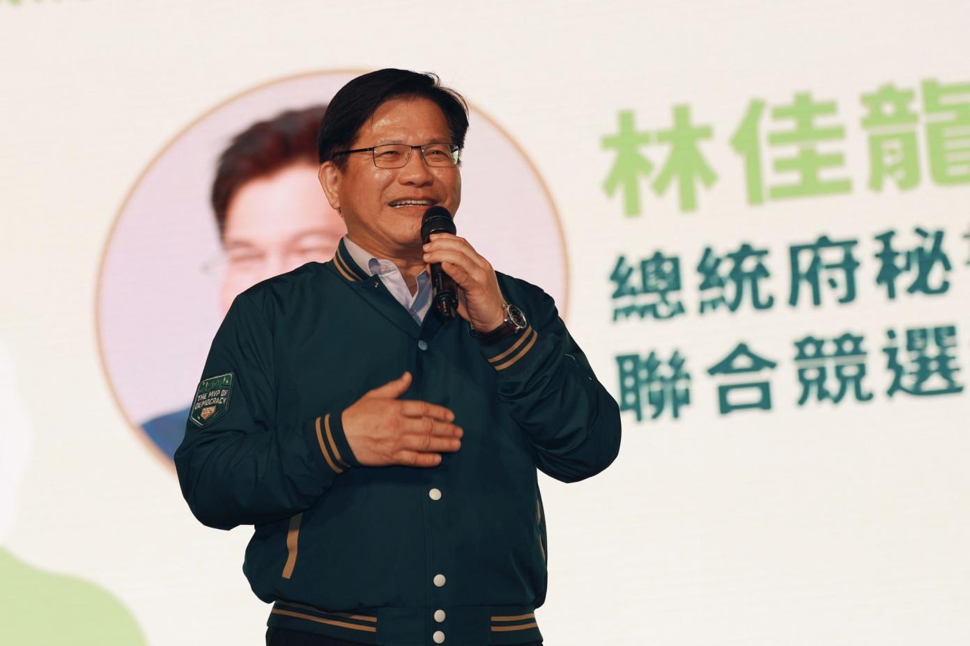 總統府秘書長林佳龍站台力挺謝子涵，並列舉盧市府破壞台中十大建設。翻攝林佳龍臉書