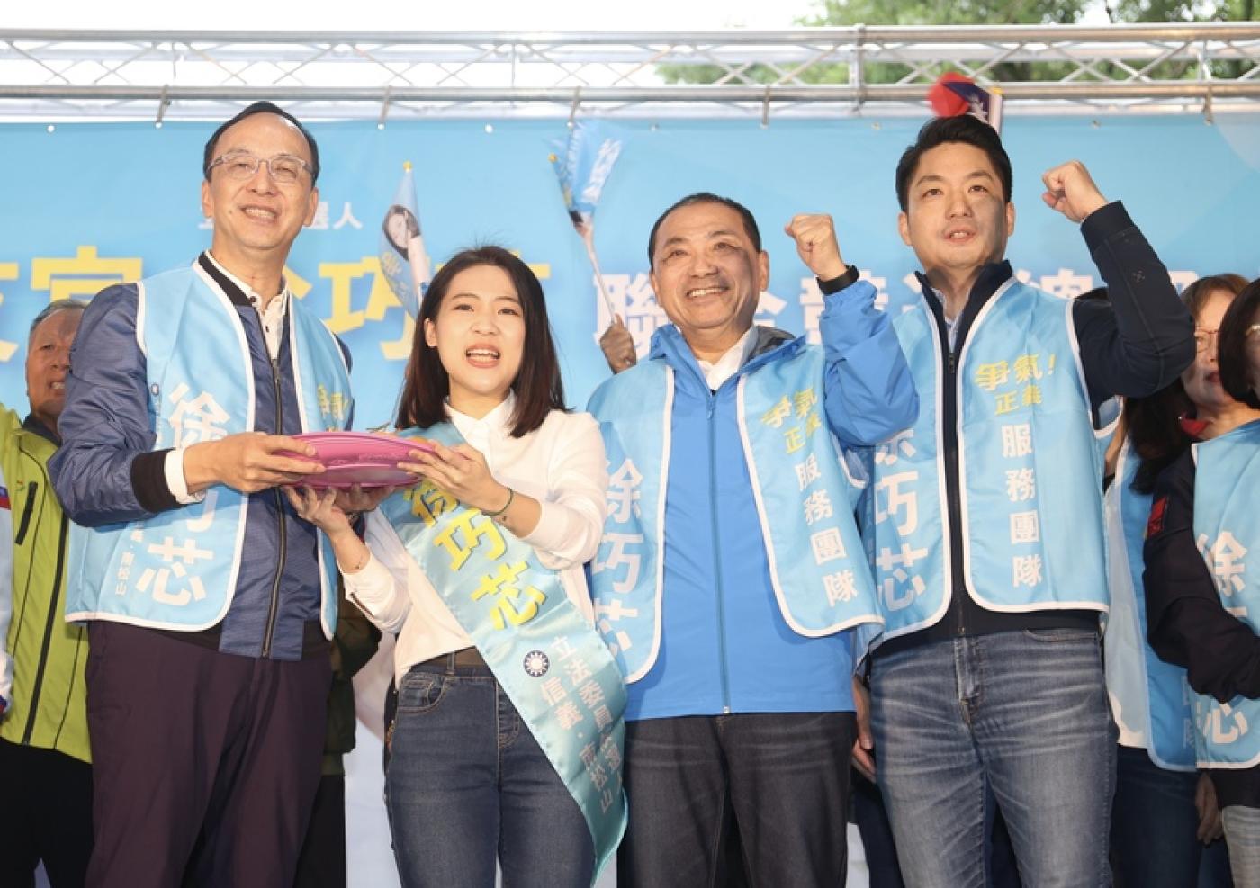 侯友宜（右2）、徐巧芯（前左2）2日舉辦聯合競選總部成立大會，國民黨主席朱立倫（左）、台北市長蔣萬安（右）等人到場力挺。中央社