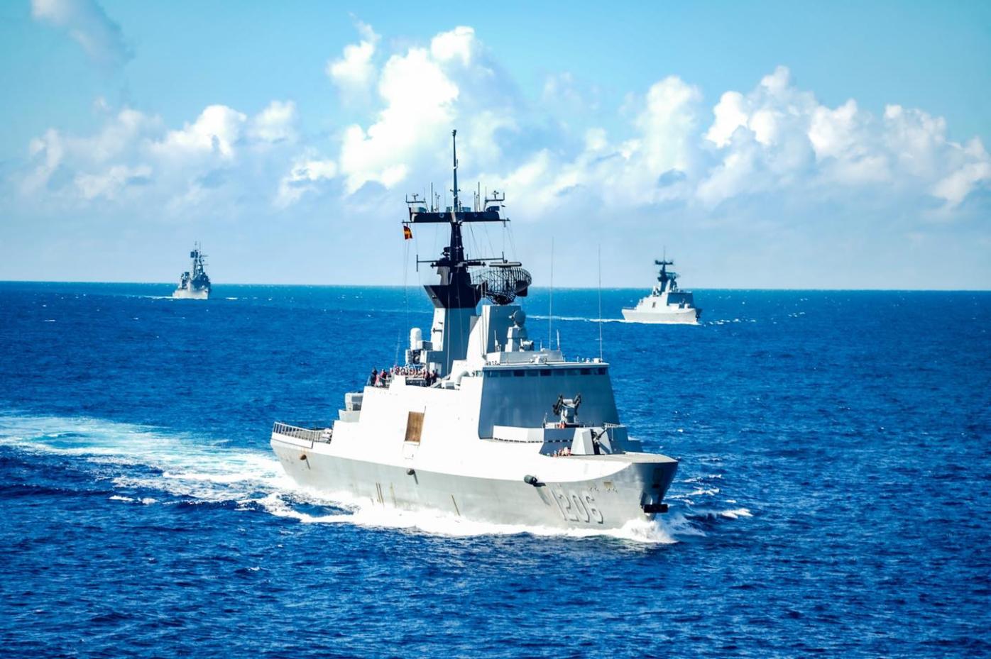 海軍迪化軍艦（舷號1206）以一敵二捍海疆。資料照片