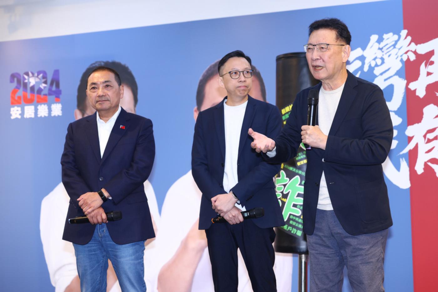 侯友宜（左）與副手趙少康（右）7日舉行「火網打詐 重刑轟詐」政見記者會。中央社