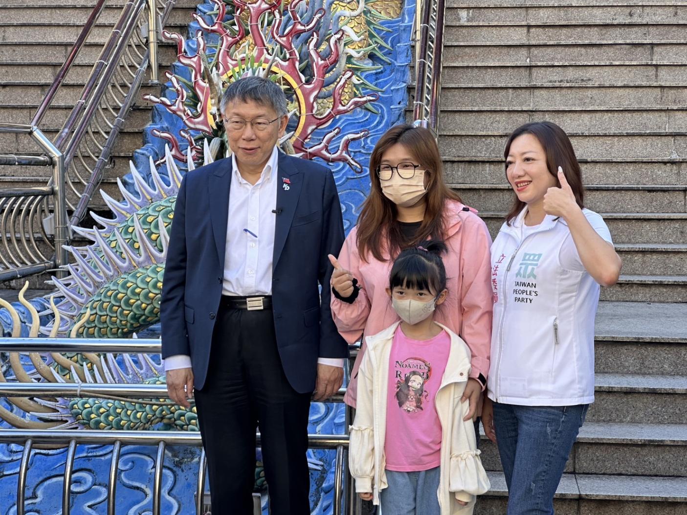 柯文哲（左一）15日到宜蘭幫黨籍立委候選人陳琬惠站台（右一）。林泊志攝