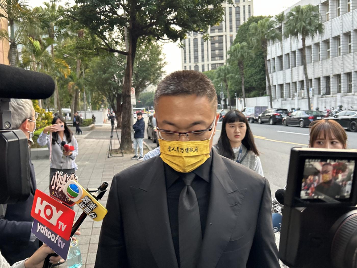 法官14日裁定，朱學恒2024年2月6日起限制出境、出海8月。圖為朱學恒本月8日親自到北院出庭／中央社