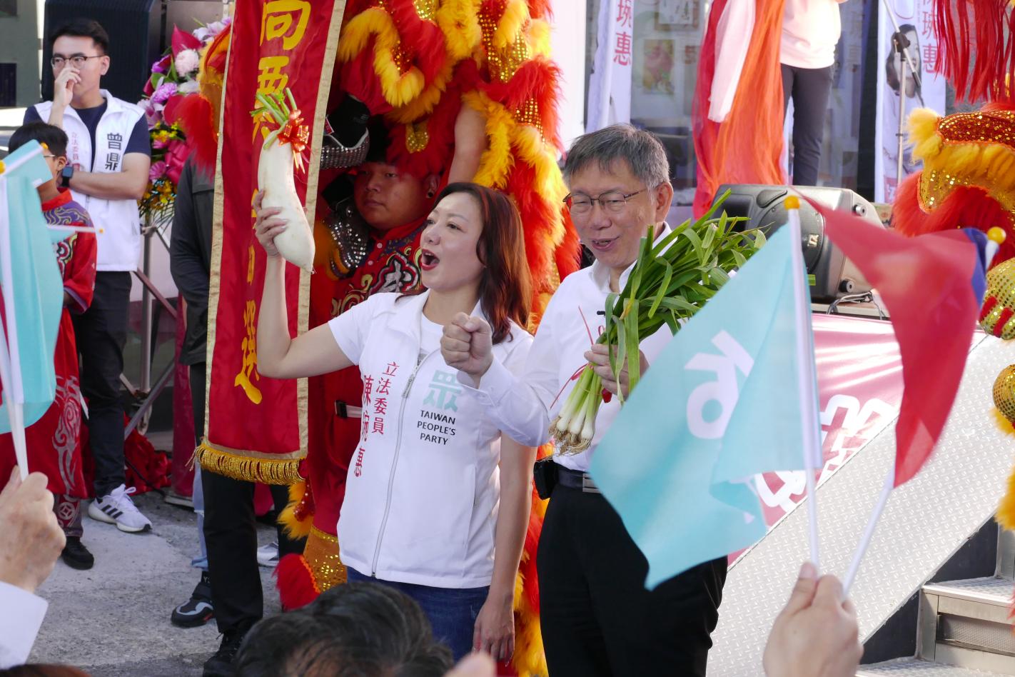 民眾黨總統候選人柯文哲（右）砲轟民進黨政府在國內大喊「抗中保台」，但到國外卻成了龜孫子，抨擊「抗中保台」是騙局，同時也質疑國民黨夏立言赴中「怪怪的」，國民黨買辦文化失去人民信任。林泊志攝