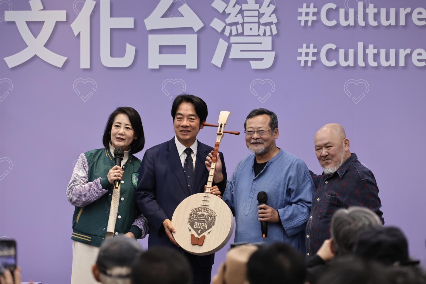 賴清德（左2）19日出席「文化界相挺賴清德、吳思瑤大會」，音樂人陳明章（右2）與導演林正盛（右）致贈月琴表達支持，左為吳思瑤。林啟弘攝