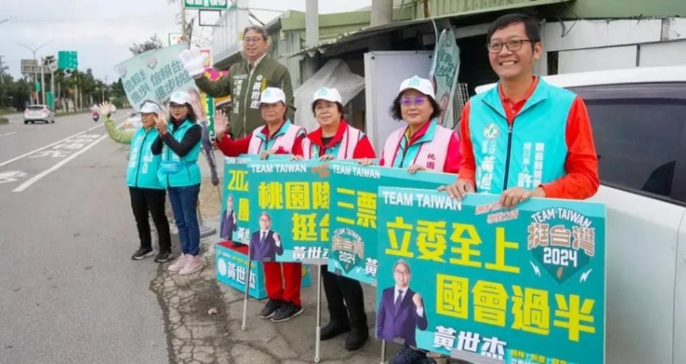 桃園市議員許更生(右)2022以無黨籍選上桃園市議員，這次選舉投入綠營，力挺黃世杰與賴清德，並擔任觀音區聯合競總的總召集人。翻攝黃世杰臉書