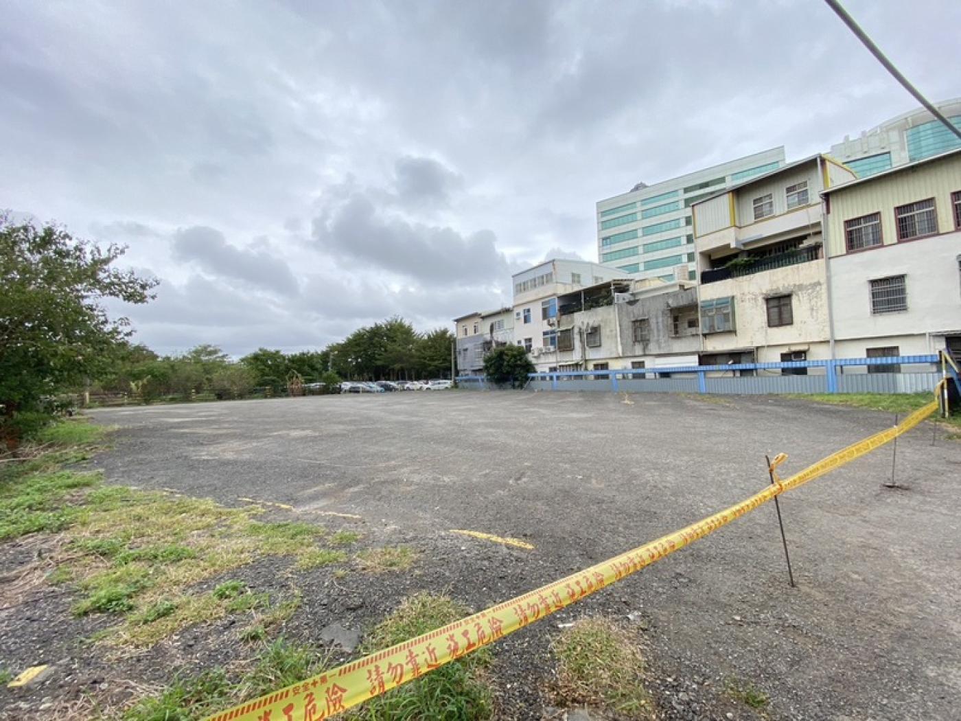 柯文哲名下農牧用地遭爆違規當停車場使用，20日已無車輛停放並拉起封鎖線。中央社