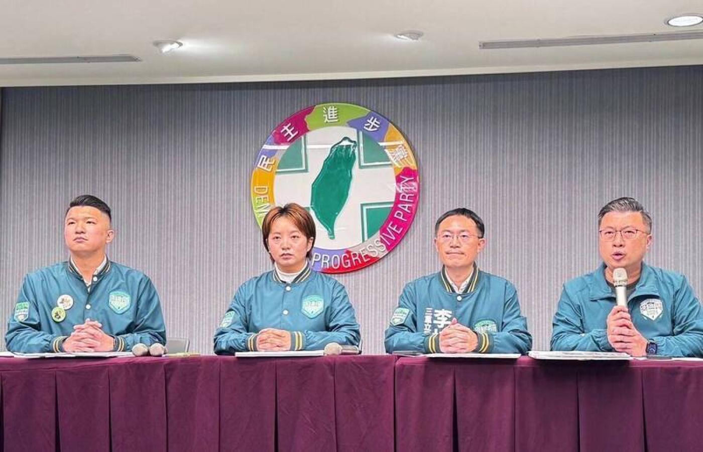 民進黨發言人張志豪、立法委員參選人李坤城及新北市議員李宇翔、黃淑君今日召開記者會，痛批強押公務員當政治打手。圖由民進黨提供
