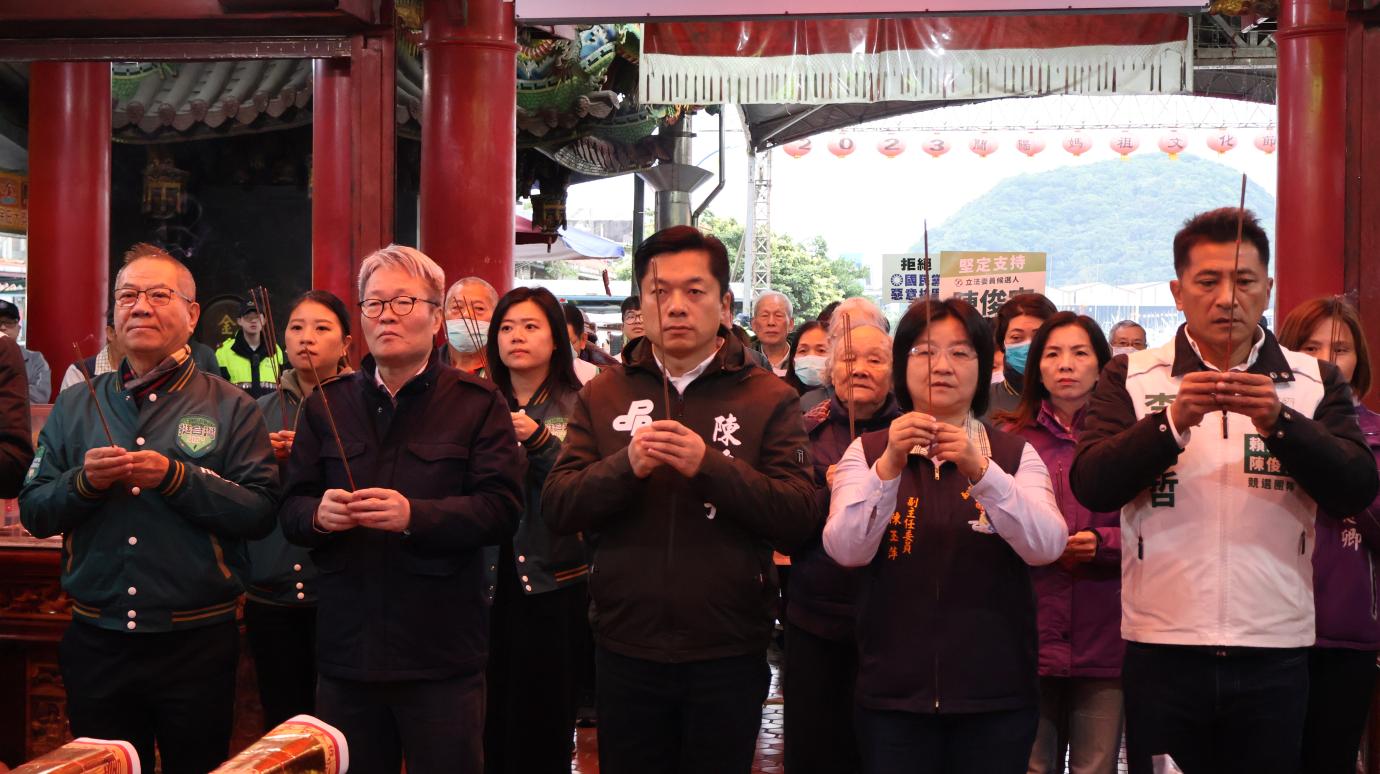 民進黨立委候選人陳俊宇下戰帖，邀國民黨黃琤婷22日赴南方澳南天宮媽祖廟起誓，說謊者退選跳港，但苦等30分鐘未見黃現身，再下戰帖。競總提供