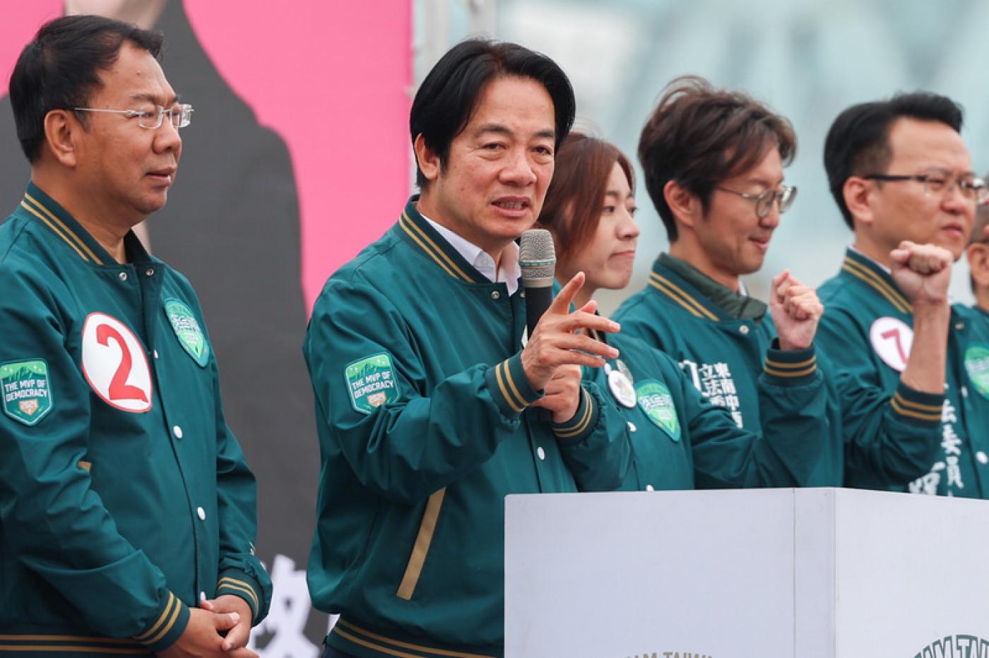 賴清德（左2）23日批評，國民黨籍對手侯友宜家人的「凱旋苑」租金高，每坪比台北101大樓平均還貴。 中央社