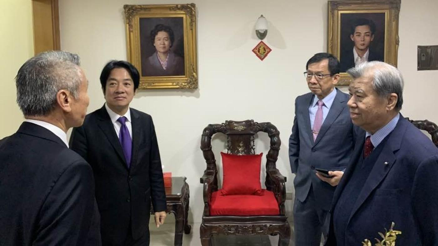 「台灣槍王」廖英熙日前發文曝光3年多前參訪賴清德萬里老家拍攝的照片，牆壁掛上賴清德爸媽的畫像。翻攝廖英熙臉書