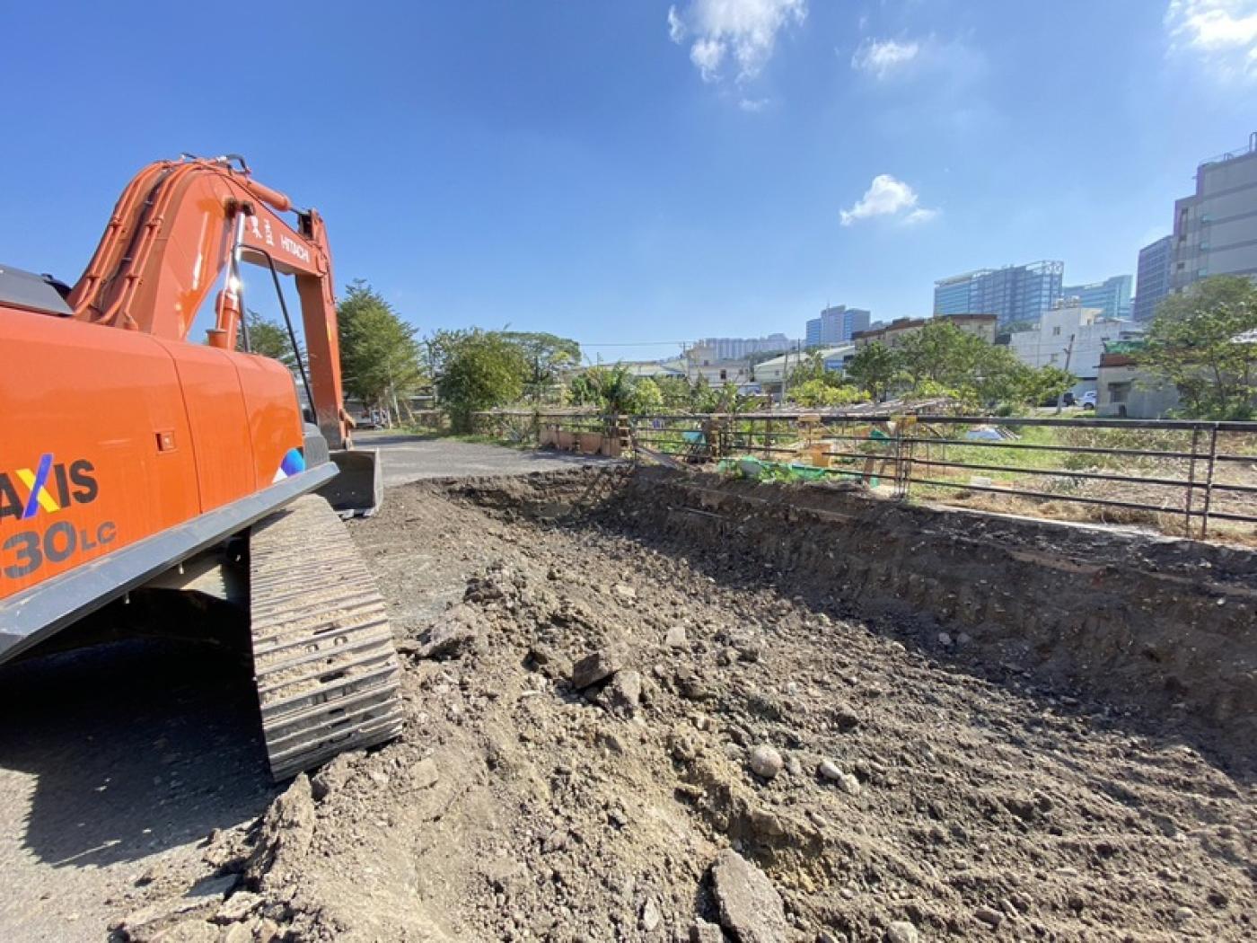 新竹市隆恩段農地違規當停車場出租，柯文哲等地主派挖土機進場開挖要恢復原狀。中央社