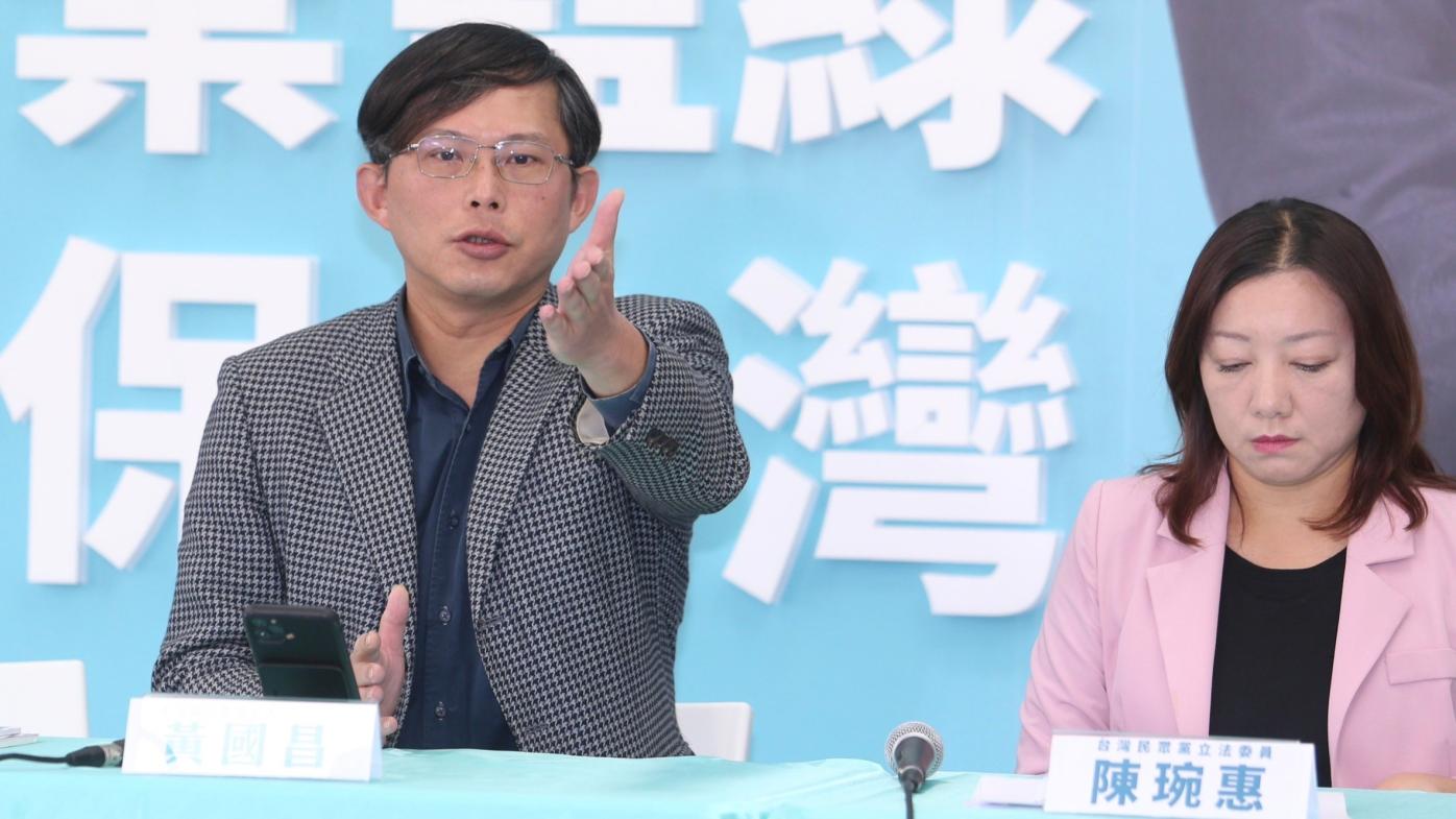 黃國昌、陳琬惠上午在新莊競總召開記者會，批民進黨屏東縣前縣長潘孟安及其子弟兵，與綠能公司牽扯不清。林啟弘攝