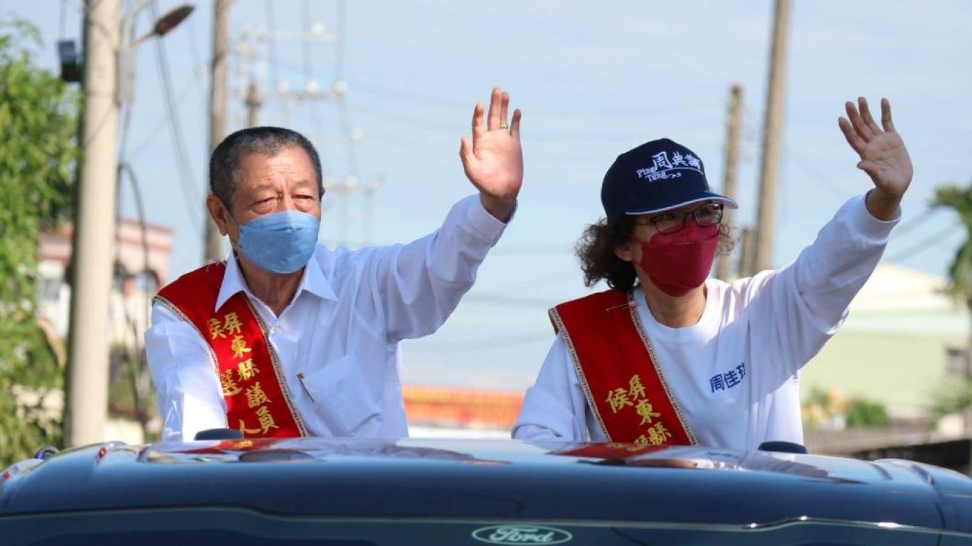 郭台銘宣布參選後，屏東縣議長周典論（左）表態力挺被視為挺郭大將。翻攝周典論臉書