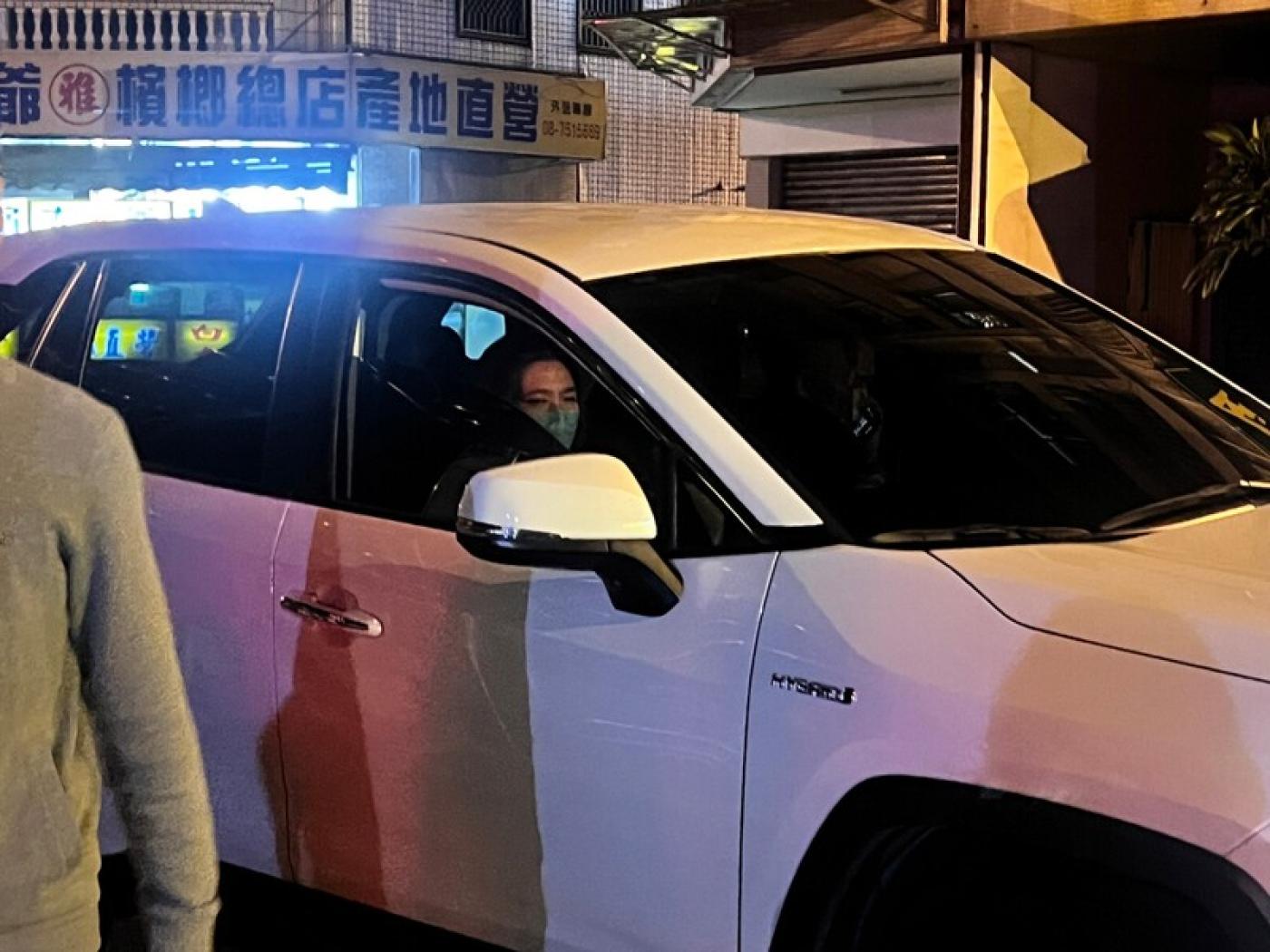 周孟蓉25日晚間11時30分離開屏檢，看見守候媒體，隨即奔跑上車，不發一語離去。民眾提供