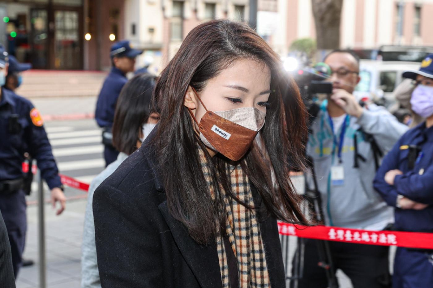 新竹市長高虹安上午步入北院，面對媒體提問不發一語。中央社