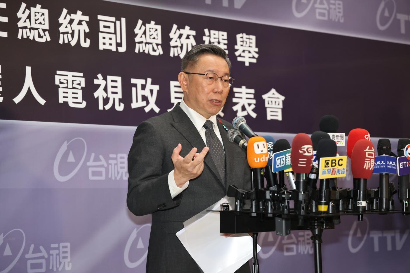 民眾黨總統候選人柯文哲會後出席記者會，接受媒體訪問。林啟弘攝
