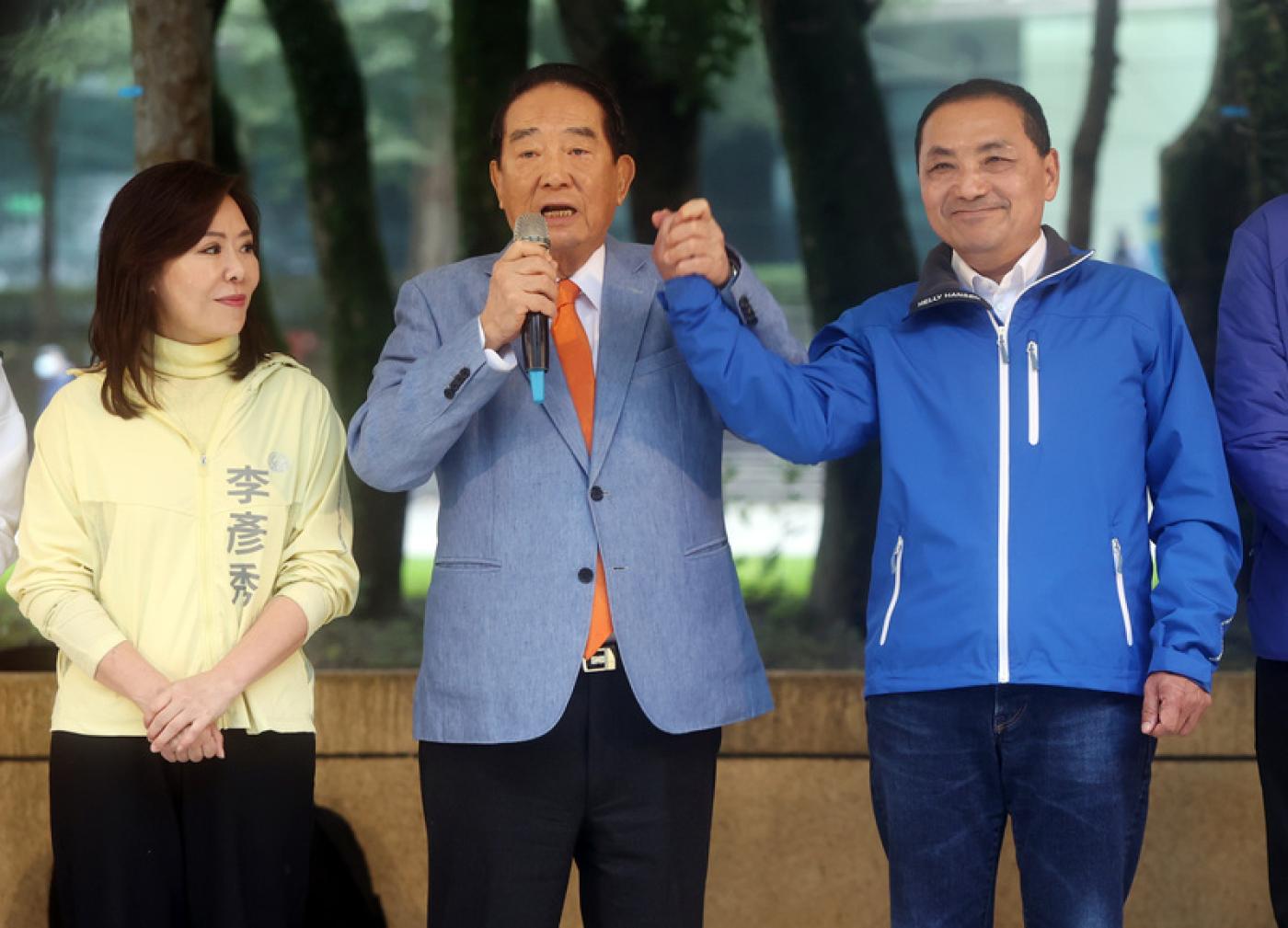 國民黨總統候選人侯友宜（右）、親民黨主席宋楚瑜（中）29日為國民黨台北市第4選區立委參選人李彥秀（左）站台。中央社