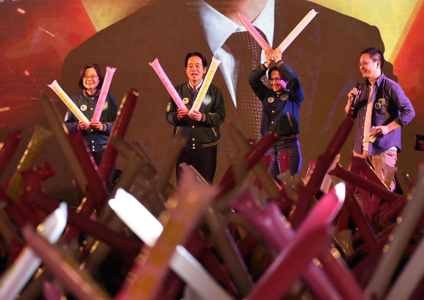 總統蔡英文號召發起的「人蔘好彩投 應援之夜」29日在台北登場，蔡英文與民進黨正副總統候選人賴清德、蕭美琴3人合體。林啟弘攝