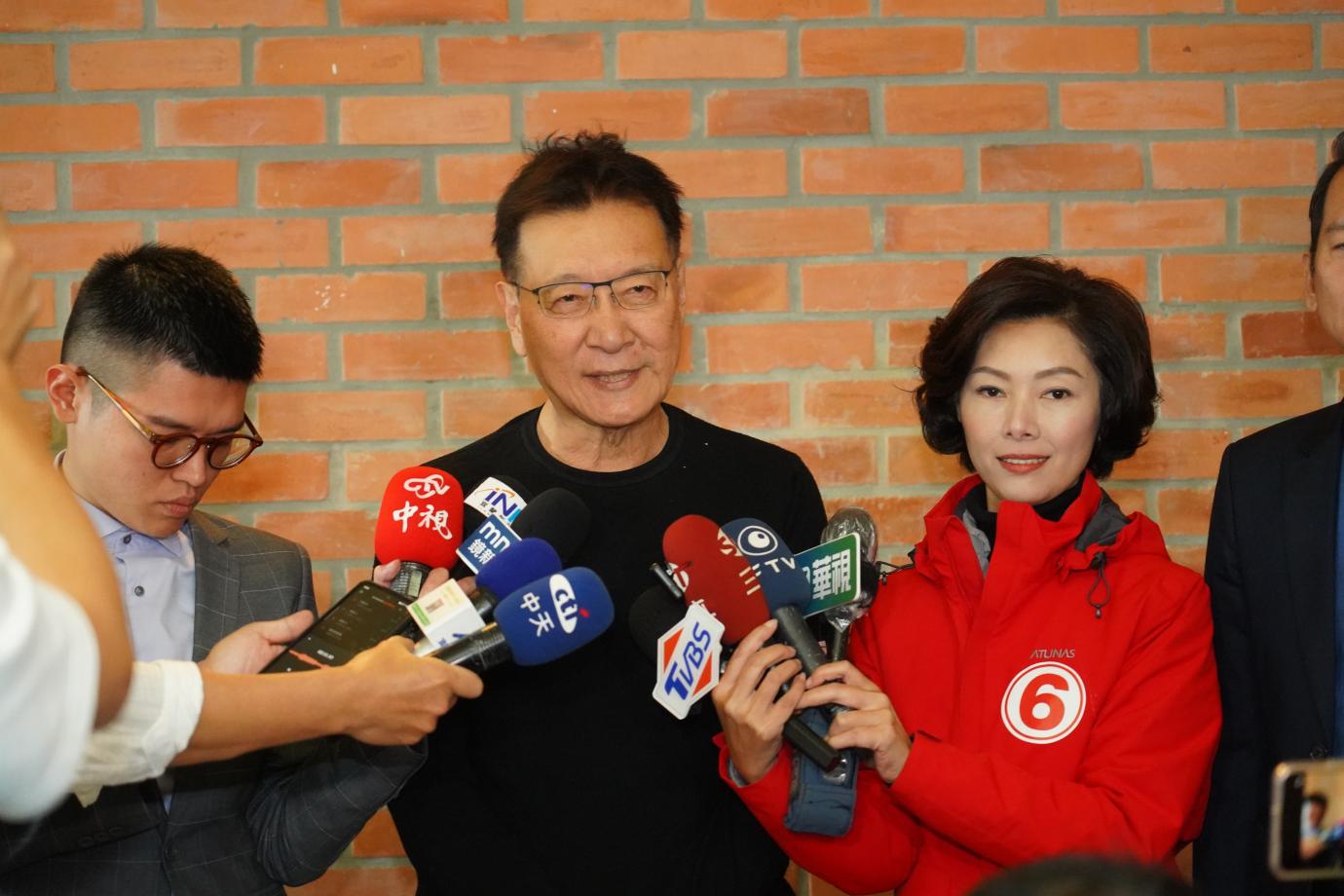國民黨副總統候選人趙少康今前往宜蘭與青年座談，他秀出公文指陸軍要在彈藥庫周邊五公里尋找合適地點囤放彈藥，就是準備打仗。林泊志攝