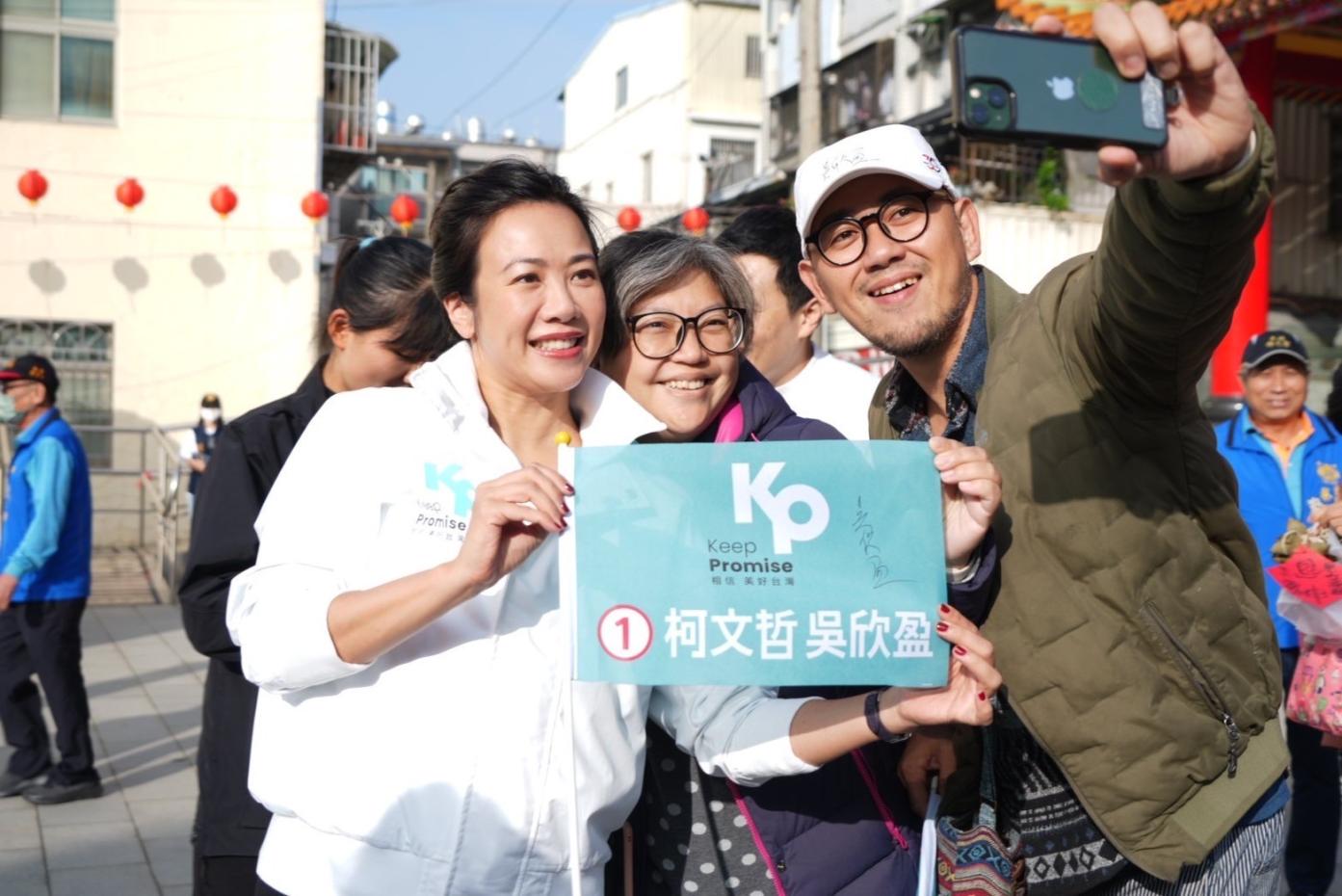 民眾黨副總統候選人吳欣盈南下高雄展開車掃行程，與熱情民眾合影。民眾黨提供