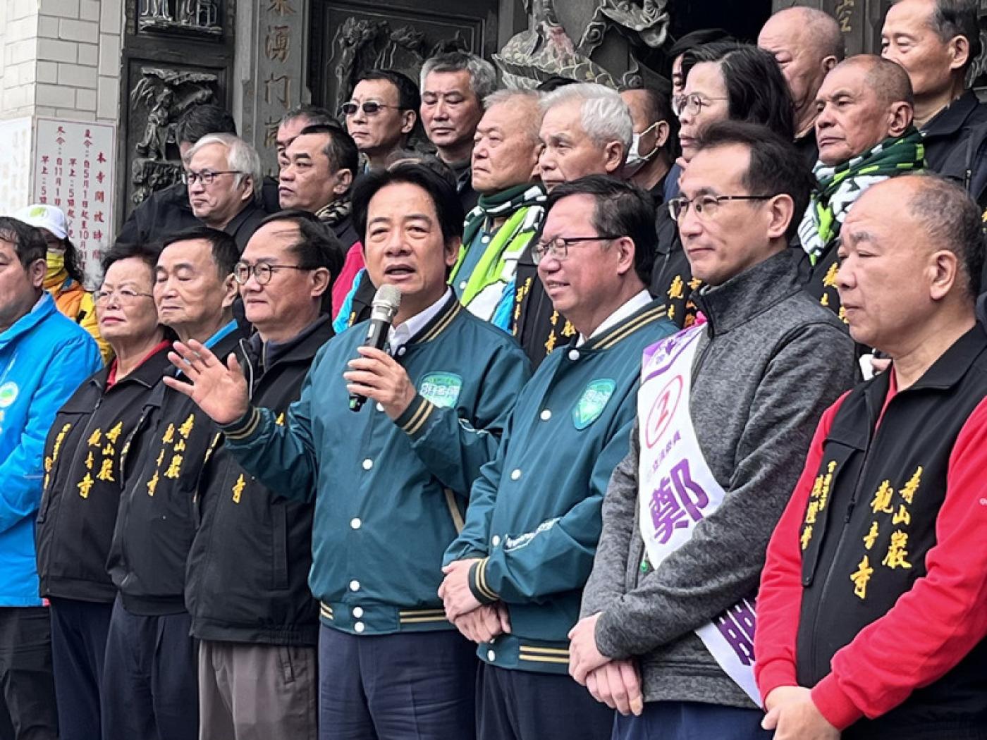 賴清德4日前往桃園市壽山巖觀音寺參香，並向民眾說明政治理念。中央社