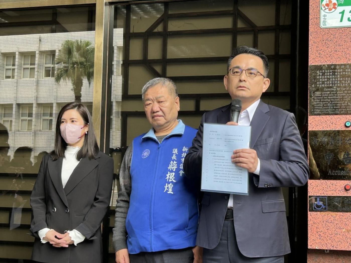 侯友宜競選辦公室發言人柳采葳（左）、新北市議長蔣根煌（中）、侯友宜委任律師簡榮宗（右）4日到台北地檢署控告李正皓。中央社