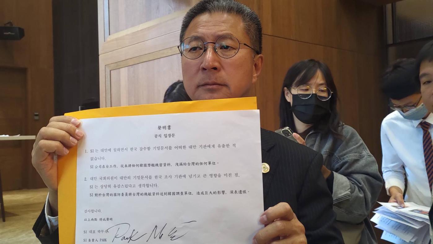 郭璽出示韓國在台技協代表對馬文君洩密案發表的書面聲明。王吟芳攝