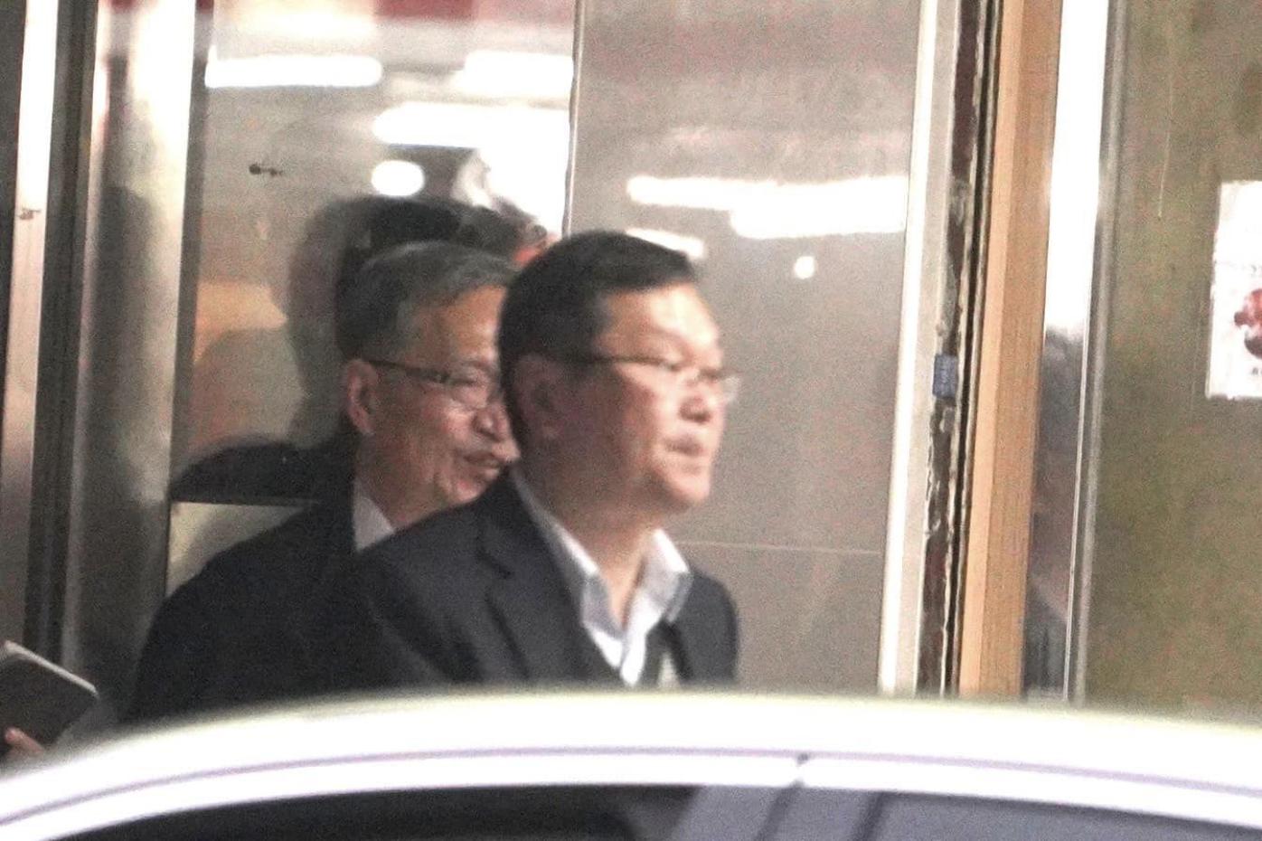 王鴻薇公布照片，指3日下午衛福部長薛瑞元（右二）、疾管署長莊人祥（右一）與民進黨總統候選人賴清德競選總幹事潘孟安等人見面。翻攝王鴻薇臉書