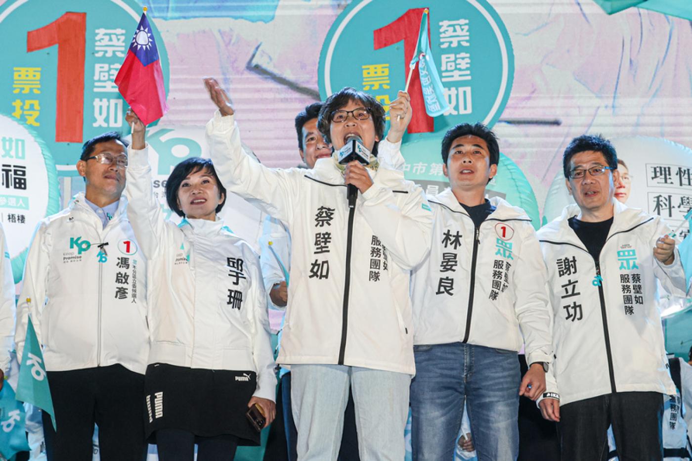 蔡壁如（中）6日昨晚間在民眾黨造勢晚會上提封關民調惹議。中央社
