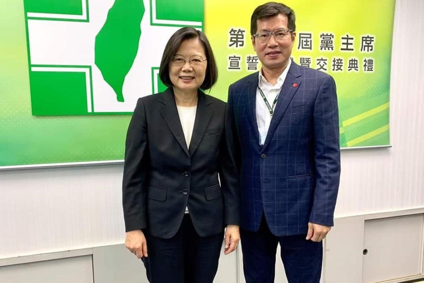 拚連任的民進黨立委羅致政，日前才因被爆出不雅影片外流，今網路又流出一份疑似他與總統蔡英文的41分鐘對話。翻攝羅致政臉書