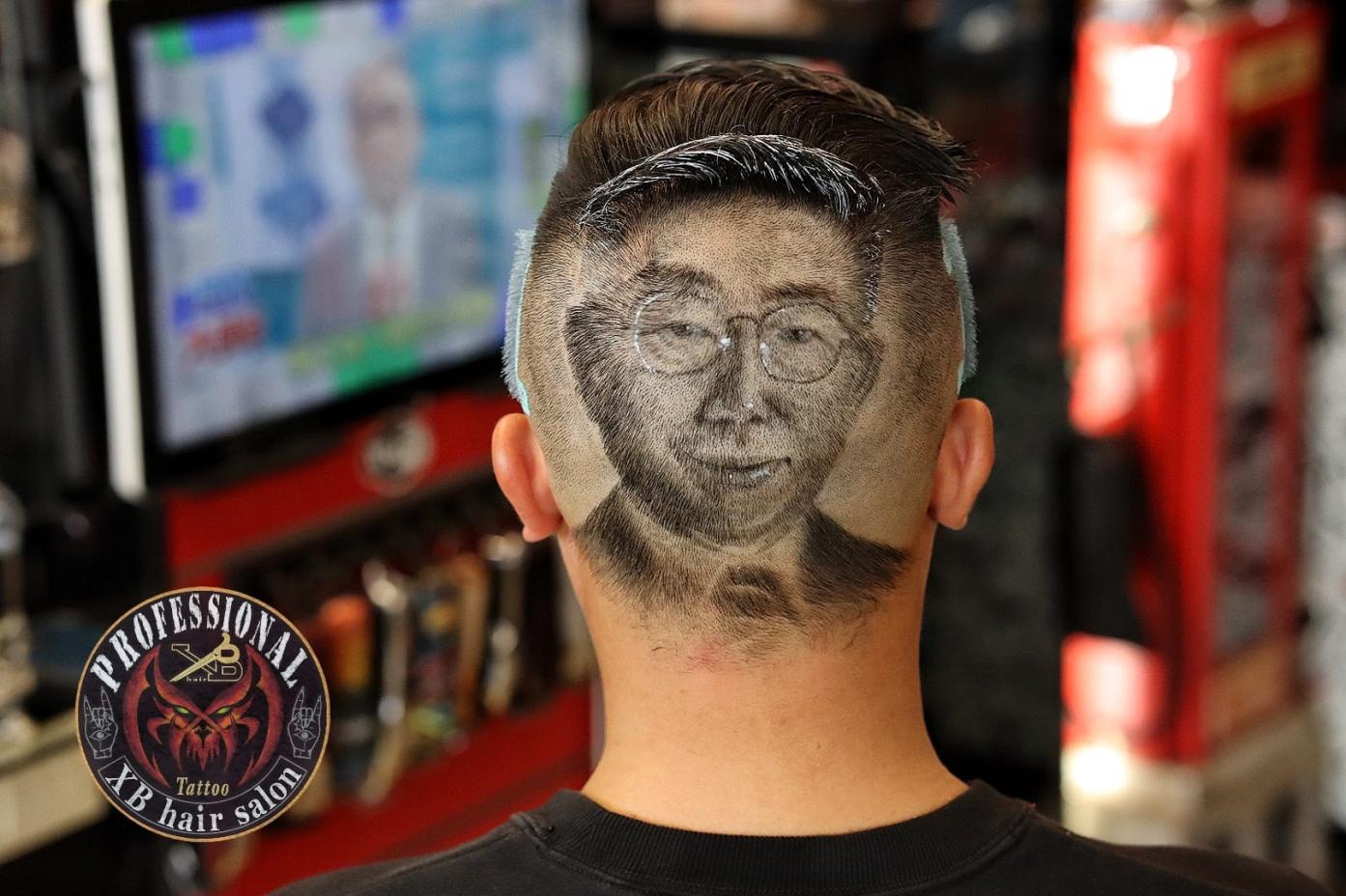 熱血柯粉在後腦勺剃出一個柯文哲大頭照。翻攝臉書XB Hair Allen