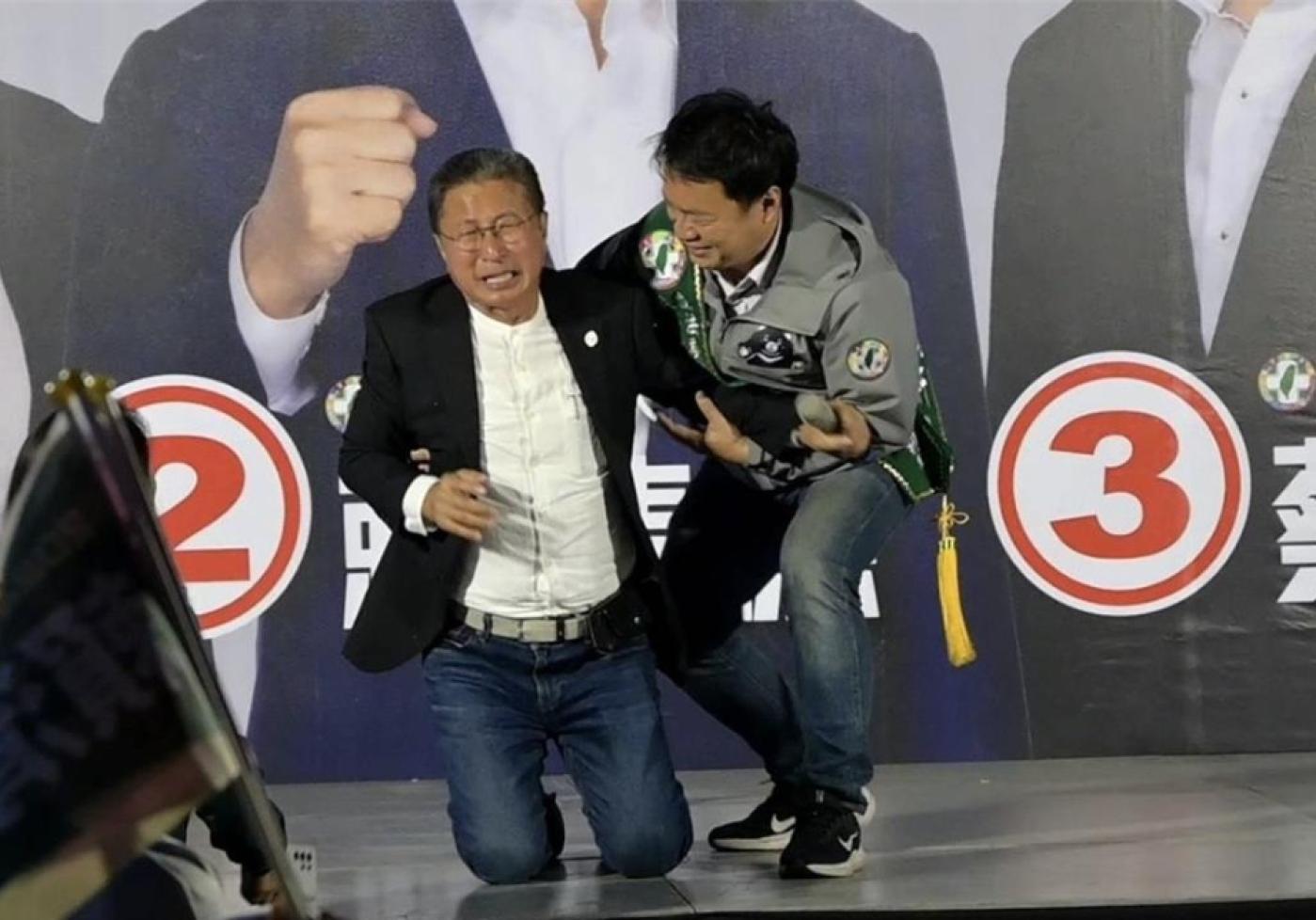 郭璽7日晚間至南投縣埔里鎮為民進黨立委候選人蔡銘軒助講，激動下跪呼籲選民票投蔡銘軒。蔡銘軒競辦提供