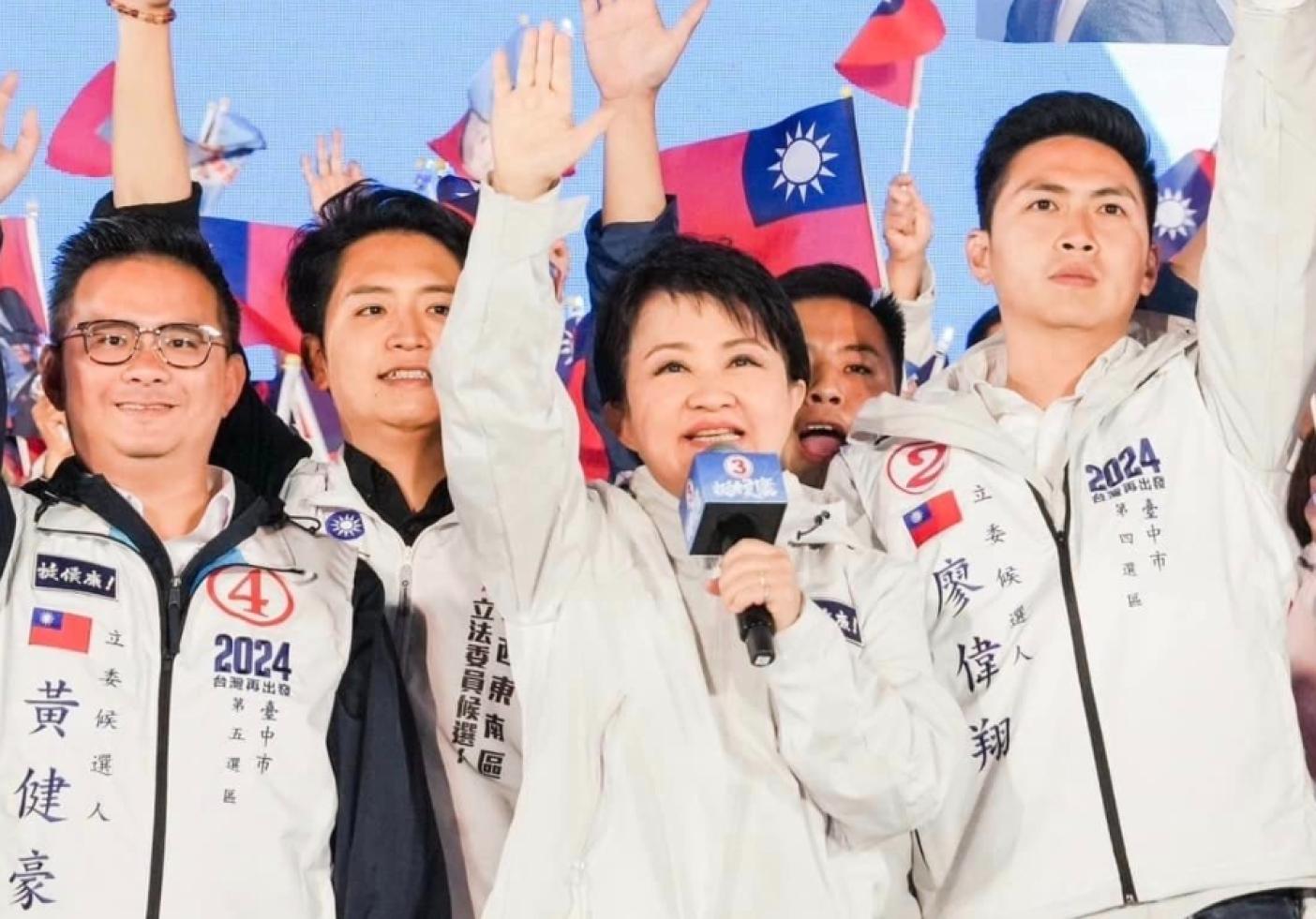 國民黨8日晚間在台中舉辦「挺侯康！前進總統府 向人民宣示」選前造勢晚會，台中市長盧秀燕也上台助講。翻攝秀燕臉書
