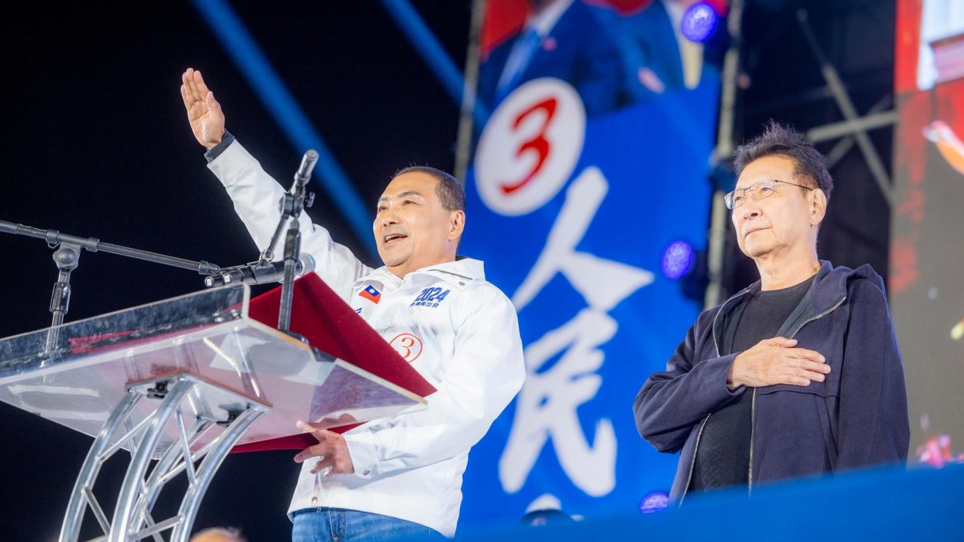 國民黨台中團結勝利大會上，「侯趙配」一上台，立即宣誓就職總統、副總統。翻攝侯友宜臉書