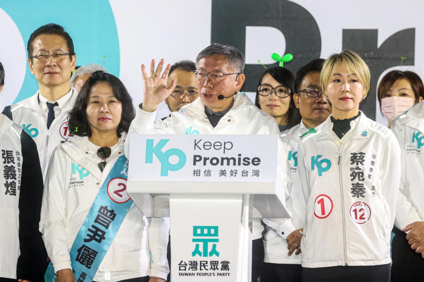 柯文哲（中）8日晚間在台南市北區延平鳳山宮開講，闡述從政願景與理念。中央社