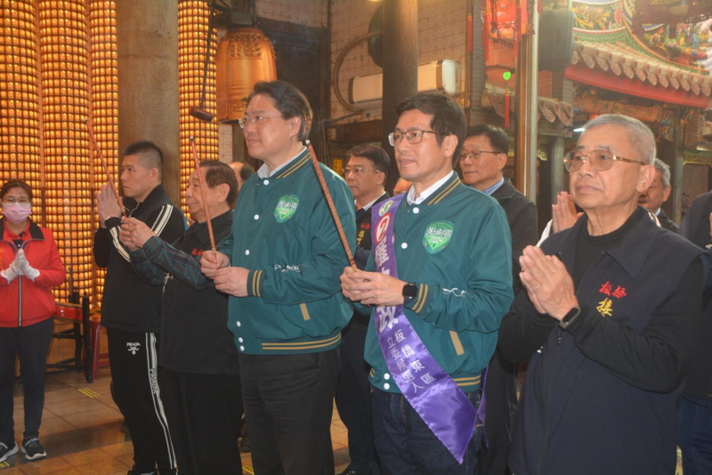 民進黨籍立委候選人羅致政日前與內政部長林右昌一同前往板橋接雲寺參香祈福。中央社資照