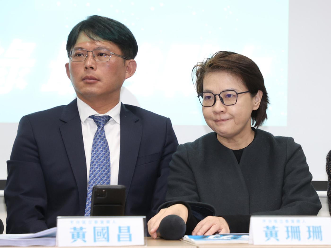 台灣民眾黨不分區立委當選人黃珊珊（右）、黃國昌（左）等人15日舉行記者會，要求有志於參選立法院正副院長人選回應訴求。中央社