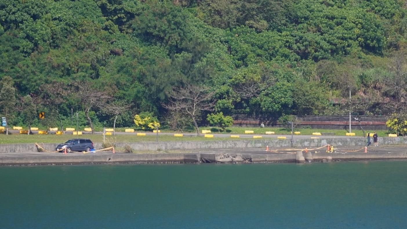 蘇澳軍港內發生溺斃意外，警方在岸邊現場拉起封鎖線。林泊志攝