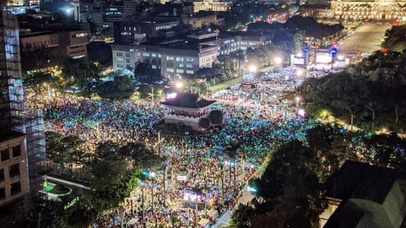 柯文哲選前凱道選前之夜，人潮擠爆現場。柯文哲競辦提供