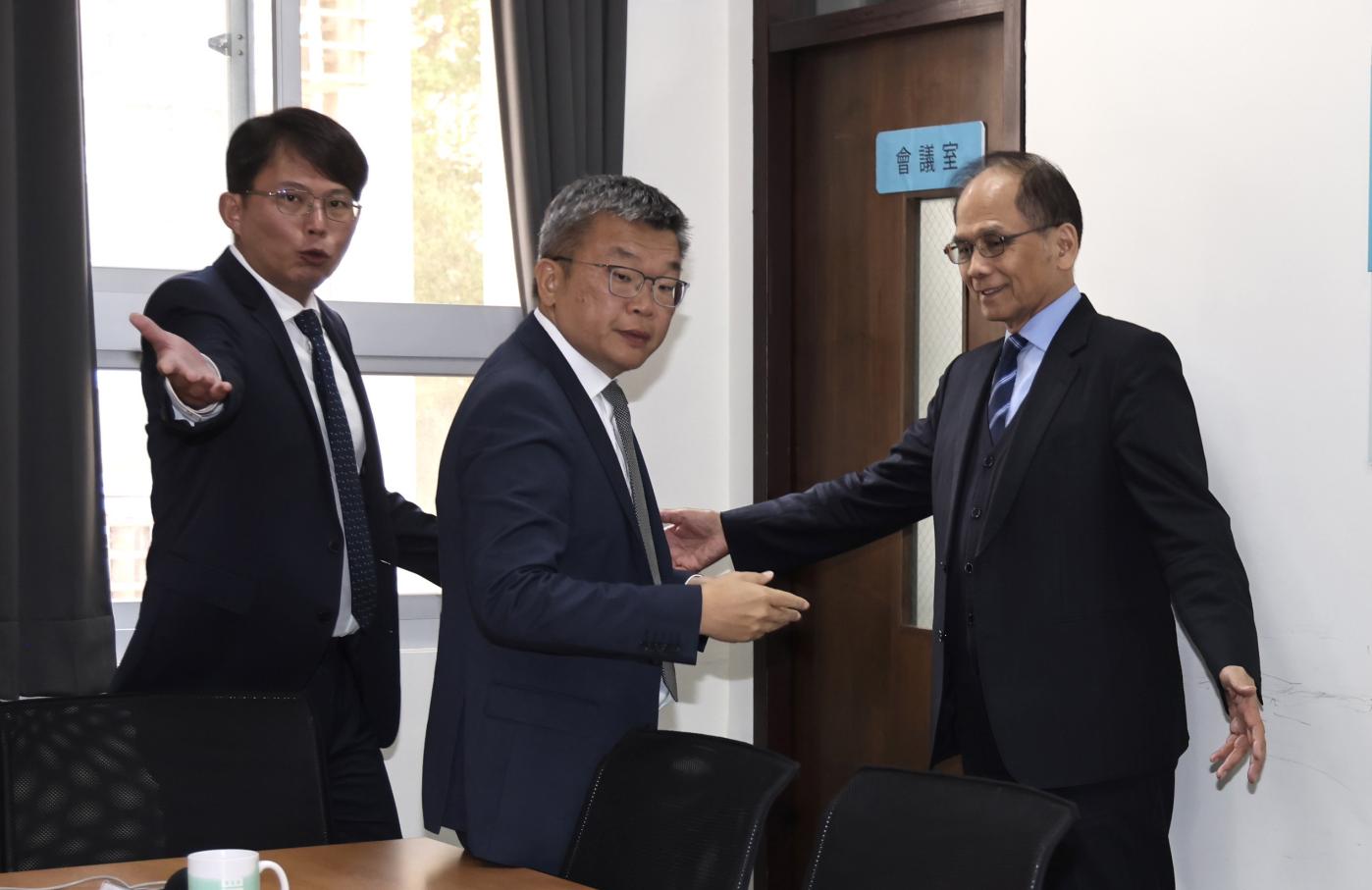 立法院正副院長游錫堃及蔡其昌拜會民眾黨團黃國昌等立委。林啟弘攝