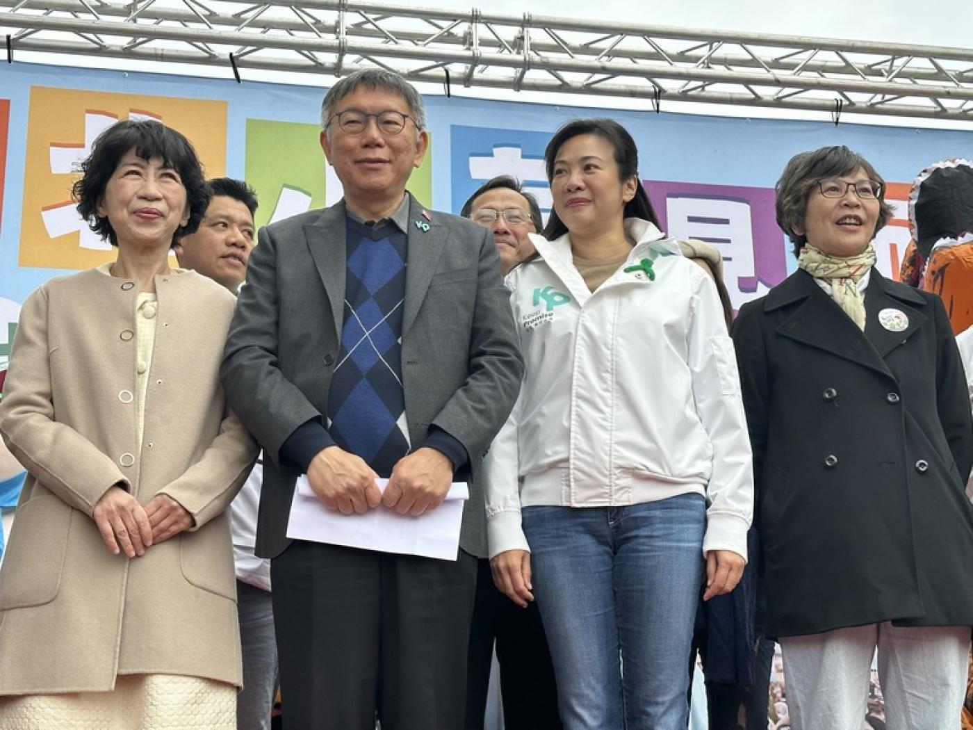 吳欣盈（前右2）27日與柯文哲（前左2）、陳佩琪（前左）、蔡壁如（右）等同台出席中部小草感恩見面會。中央社