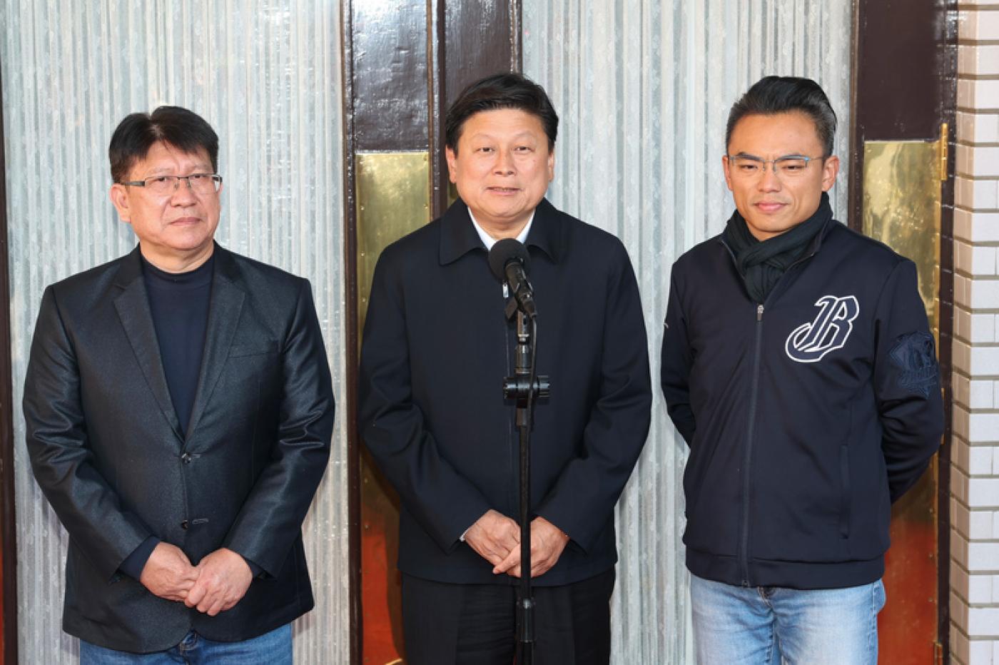 國民黨立法院黨團通過，傅崐萁（中）接任總召，洪孟楷（右）擔任書記長，林思銘（左）擔任首席副書記長。中央社